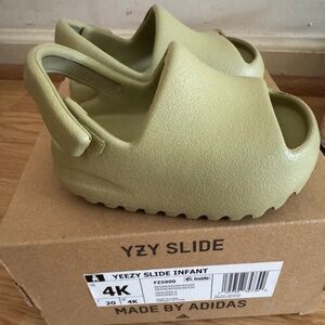 New Yeezy Slide infant bone size 4C
